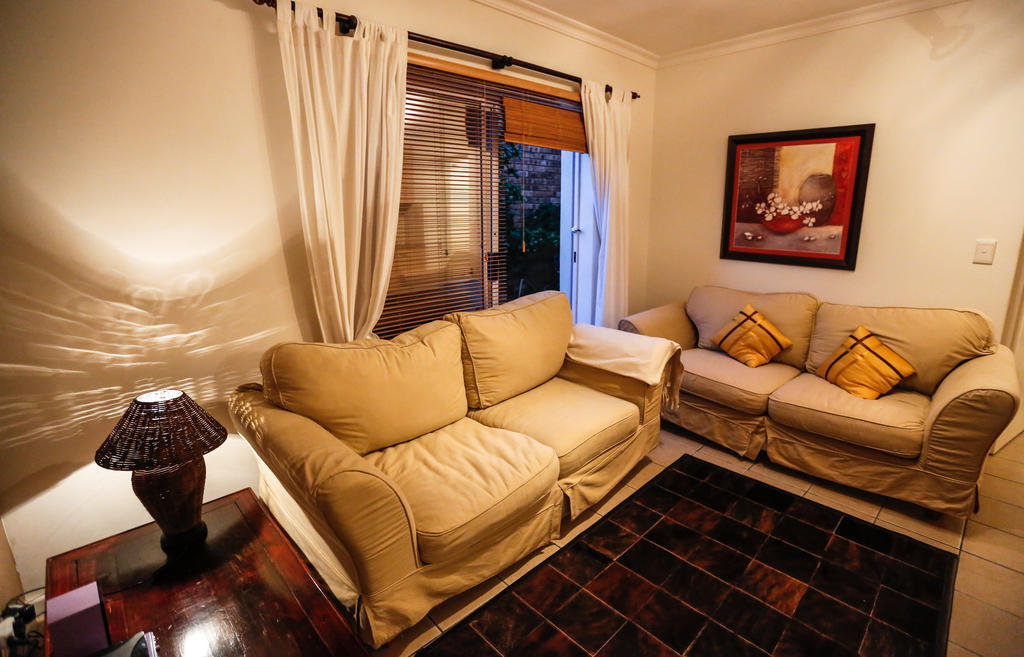 Secret Garden Guesthouse Bloubergstrand Phòng bức ảnh